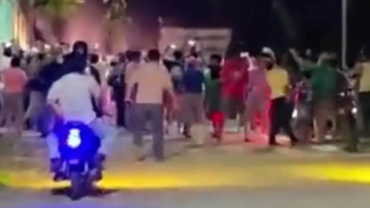 Decenas de pobladores se concentraron frente a la presidencia municipal para exigir justicia.