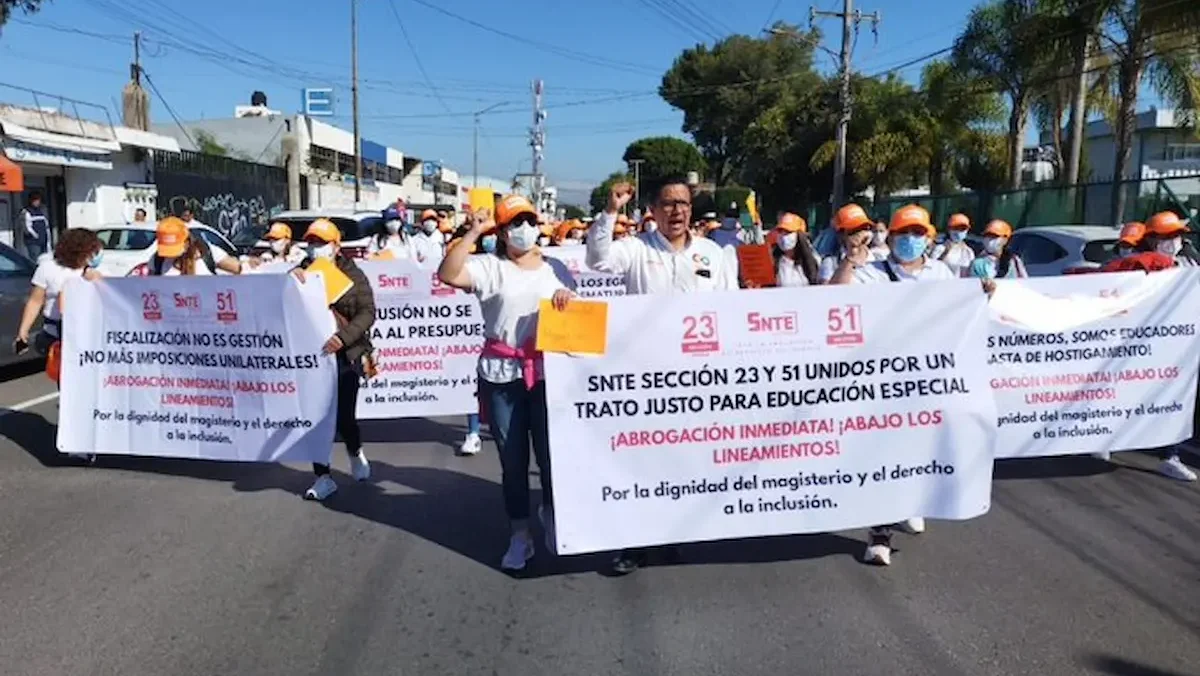 Maestros de las secciones 23 y 51 del Sindicato Nacional de Trabajadores de la Educación (SNTE) se manifestaron contra de los “Lineamientos Generales en Educación Básica para el Funcionamiento de los Servicios de Educación Especial en el Estado de Puebla”.