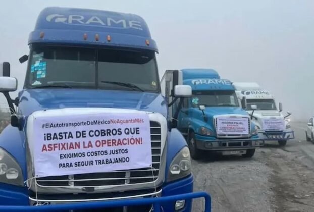 Bloqueos carreteros que causaron caos vial en varias zonas del país en la previa.
