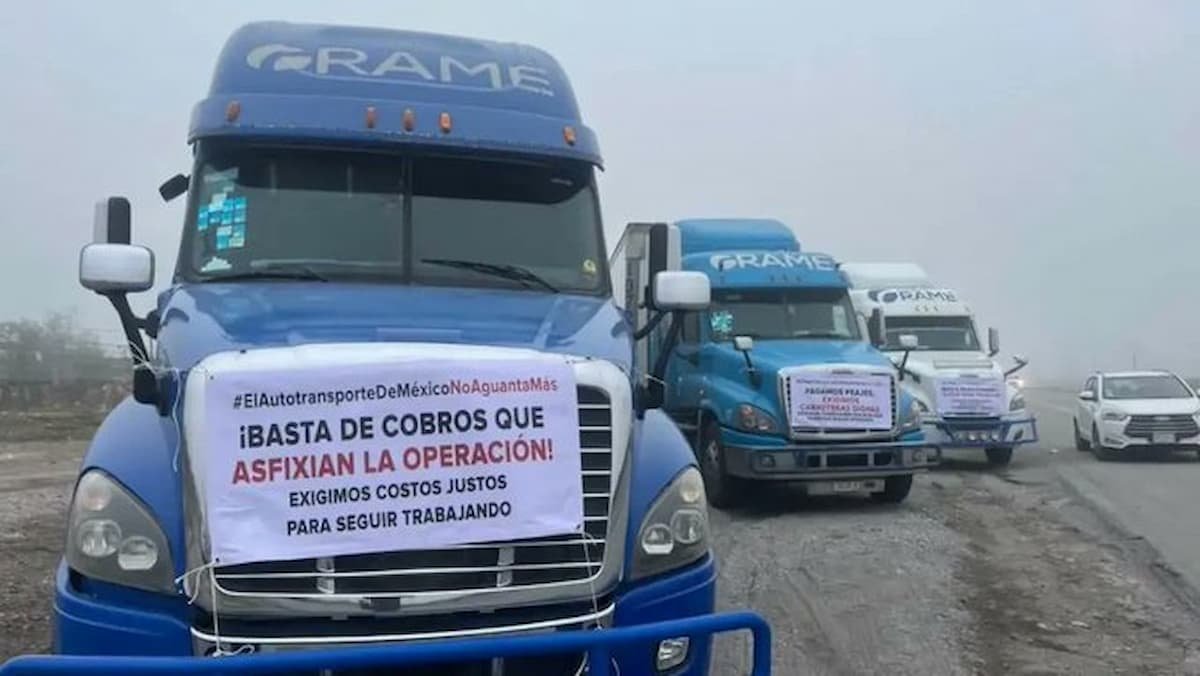 Bloqueos carreteros que causaron caos vial en varias zonas del país en la previa.