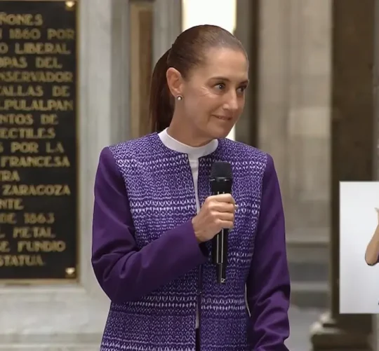 La Presidenta Claudia Sheinbaum durante su conferencia matutina en Palacio Nacional.