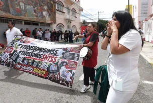 Trabajadores del IMSS se reunieron en el estacionamiento de Plaza Dorada, punto de donde partieron hacia las oficinas sindicales del Instituto Mexicano del Seguro Social (IMSS), sobre la 4 Sur, entre 11 y 13 Oriente.