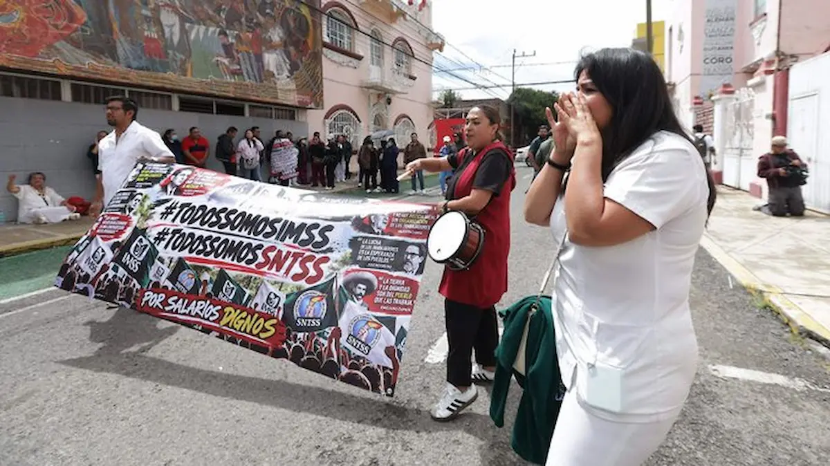 Trabajadores del IMSS se reunieron en el estacionamiento de Plaza Dorada, punto de donde partieron hacia las oficinas sindicales del Instituto Mexicano del Seguro Social (IMSS), sobre la 4 Sur, entre 11 y 13 Oriente.