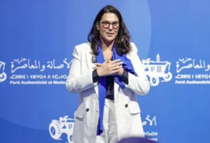 Por voluntad del rey Mohamed VI, es la primera mujer encargada de presidir un Gobierno en la historia de Marruecos.