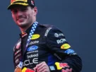 El piloto de Red Bull Max Verstappen, de los Países Bajos, celebra en el podio del Gran Premio de Baréin en Sepang, Malasia
