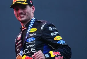 El piloto de Red Bull Max Verstappen, de los Países Bajos, celebra en el podio del Gran Premio de Baréin en Sepang, Malasia