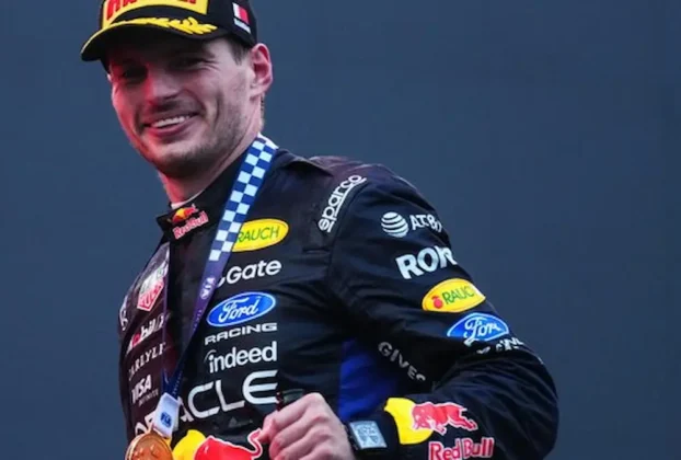 El piloto de Red Bull Max Verstappen, de los Países Bajos, celebra en el podio del Gran Premio de Baréin en Sepang, Malasia