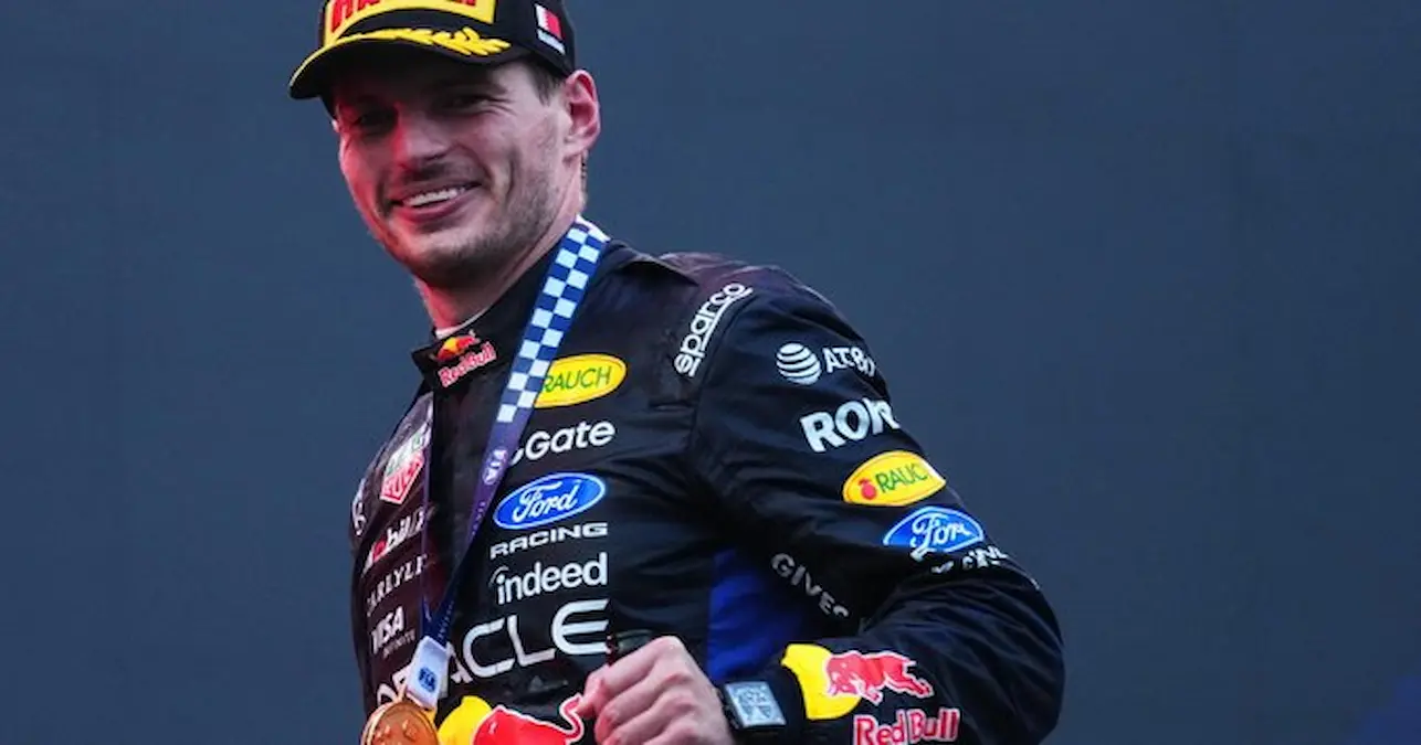 El piloto de Red Bull Max Verstappen, de los Países Bajos, celebra en el podio del Gran Premio de Baréin en Sepang, Malasia