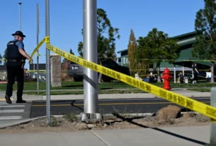 Exterior de la escuela primaria en Oregon donde ocurrió el tiroteo