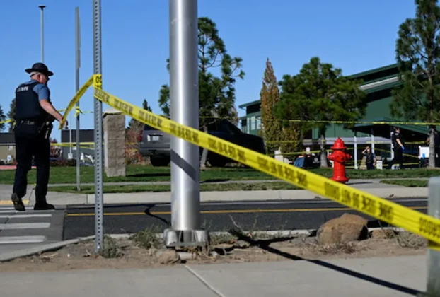 Exterior de la escuela primaria en Oregon donde ocurrió el tiroteo