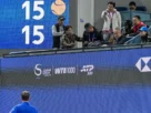 Espectador recibe asistencia tras resultar herido por una pelota que Medvedev lanzó a las gradas