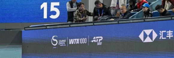 Espectador recibe asistencia tras resultar herido por una pelota que Medvedev lanzó a las gradas