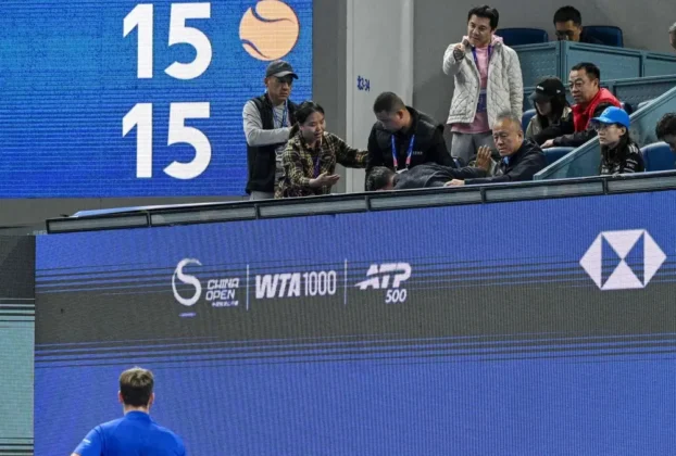 Espectador recibe asistencia tras resultar herido por una pelota que Medvedev lanzó a las gradas