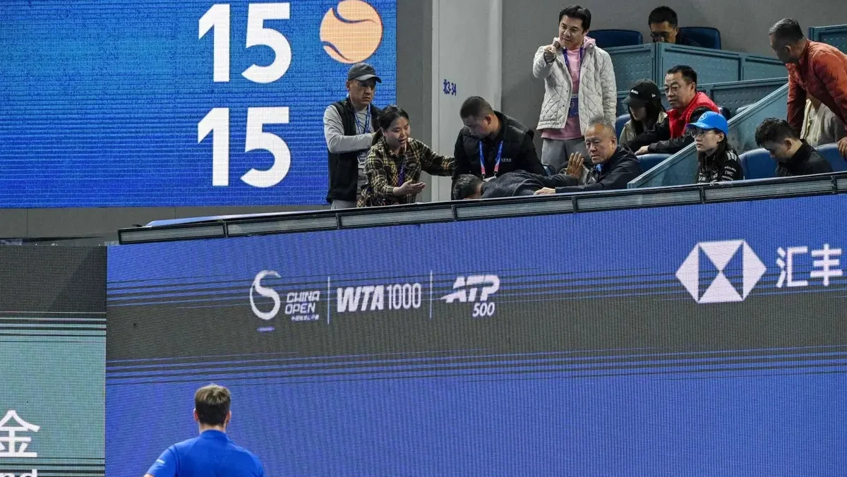 Espectador recibe asistencia tras resultar herido por una pelota que Medvedev lanzó a las gradas