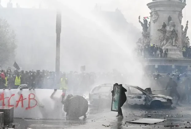 Enfrentamientos entre manifestantes y policías en París